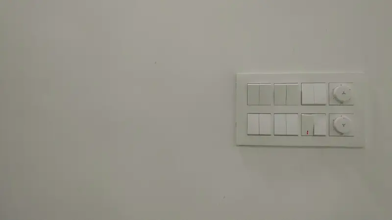 Mehrfach-Tasterleiste mit Dimmern an einer hellgrauen Wand